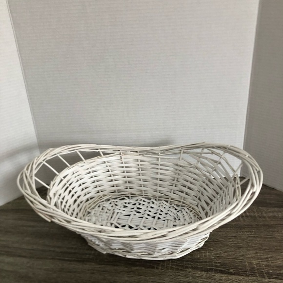 Vtg White Wicker Basket - Picture 1 of 13